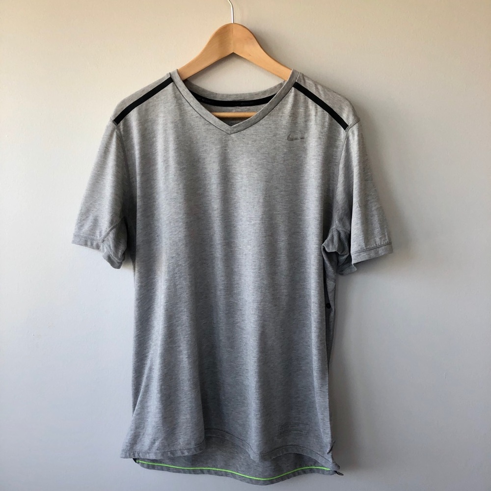 Nike Men’s L Training V-neck shirt